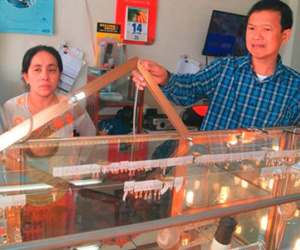 Tên trộm vừa lấy vàng cho vào túi, vừa nghe điện thoại