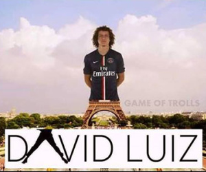 ẢNH CHẾ: Háng của David Luiz rộng như chân tháp Eiffel. Khi cần xỏ háng, hãy gọi Suarez
