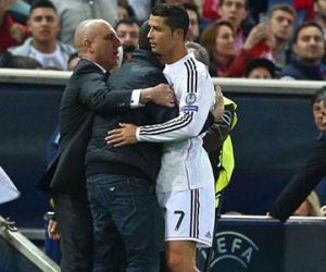 Atletico có thể bị phạt nặng vì để CĐV ôm Ronaldo trên sân