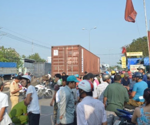 Mẹ khóc ngất khi thấy con chết thảm dưới bánh container