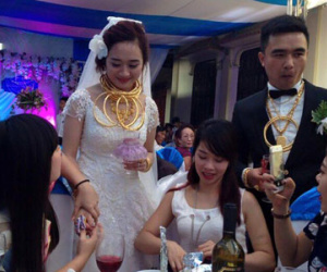 Đám cưới siêu khủng Hà Tĩnh: Cô dâu, chú rể nặng cổ vì vàng