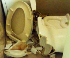 Đang ngồi, toilet bất ngờ sập khiến hành khách bị thương nặng