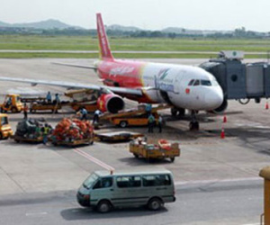 Khách mở tung cửa thoát hiểm của máy bay Vietjet