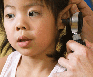 Mùa nóng, trẻ dễ bị viêm tai