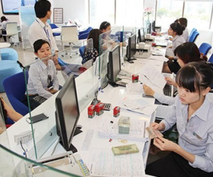 Nhân sự ngân hàng, sôi động kẻ ở người đi