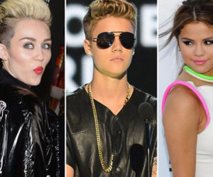 Rộ tin Selena và Miley Cyrus có bầu với Justin Bieber