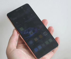 Ảnh thực tế smartphone Việt mỏng 6,9 mm, mạ vàng
