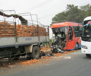 Hiện trường vụ tai nạn kinh hoàng, 2 người chết, 16 người bị thương