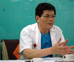 PGĐ BV Hồng Ngọc mang phong bì đến nhà bệnh nhi tử vong