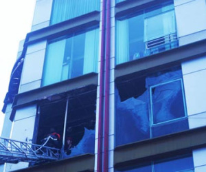 Kính tòa nhà 5 tầng nổ lớn trong vụ cháy