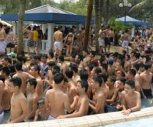 Clip: Hàng trăm thanh niên trêu ghẹo các cô gái dưới sông lười