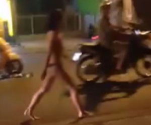 Cô gái lột đồ vừa đi vừa khóc "Chồng em bỏ em rồi" trên đường phố Sài Gòn