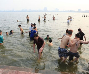 Hà Nội: Nắng nóng, trẻ bất chấp nguy hiểm xuống Hồ Tây "giải nhiệt"