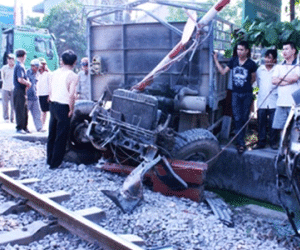 Ôtô tải mất lái đâm thẳng vào tàu hỏa đang chạy
