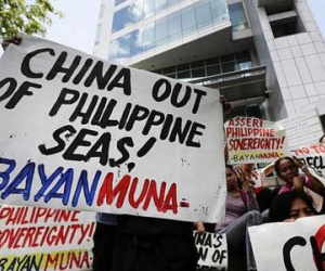 Tàu Trung Quốc bắn vòi rồng xua đuổi ngư dân Philippines