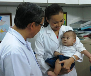 Bé "văng khỏi bụng mẹ" đáng yêu ở phòng tái khám