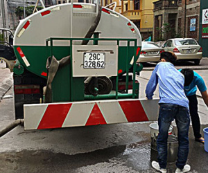 “Chết khát” giữa lòng Thủ đô vì thiếu nước sạch ngày nắng nóng gần 40 độ