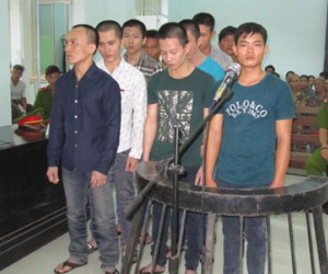 Trai làng rủ nhau truy sát bà chủ quán cafe