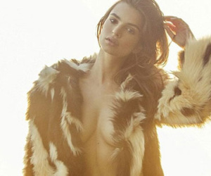 Bỏng mắt với ảnh nude bốc lửa của siêu mẫu Emily Ratajkowski
