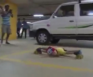 Em bé trượt patin qua gầm 39 chiếc ô tô gây sốc
