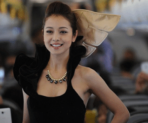 Jennifer Phạm "nối gót" Ngọc Trinh gây sốc lên máy bay diễn thời trang