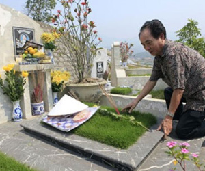 Lạ lùng: Tết Thanh minh, đi tảo mộ cho chính mình