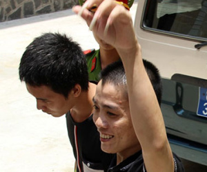 Mười thanh niên đánh hội đồng một người đến chết