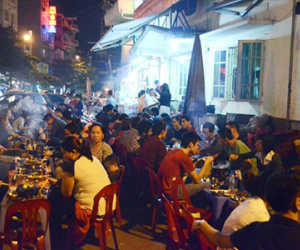 Teen Hà thành và những cuộc nhậu xuyên đêm: Quán nhậu "vây" cổng trường đại học
