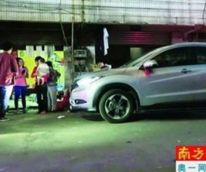 Trở mặt "đổ vấy" cho chồng sau khi lái "xe điên" cán bé gái 3 lần