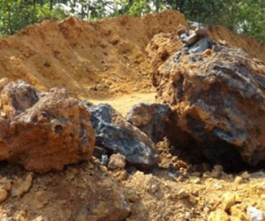 Đào tung quả đồi tìm "đá lạ", chính quyền không biết?