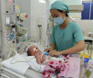 Đặt máy tạo nhịp tim cứu sống bé trai vừa chào đời