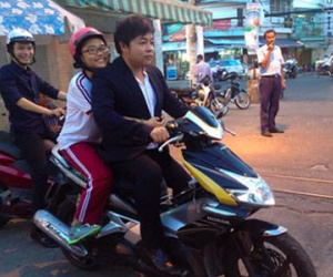 Quang Lê nói gì với ảnh không đội nón bảo hiểm chở Phương Mỹ Chi?