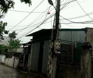 Thanh niên leo lên cột điện ngồi, đi lại trên dây điện suốt 12 giờ