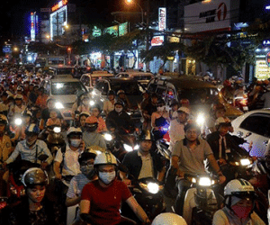 Bắt đầu cấm xe vào trung tâm Sài Gòn, ùn tắc nghiêm trọng
