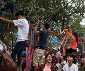 Bí thư Hà Nội "phát cáu" về vụ trèo vào công viên nước Hồ Tây