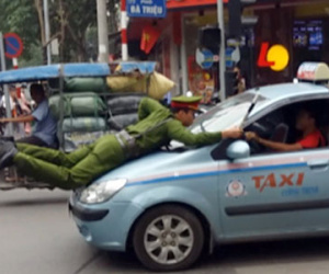 Cảnh sát bám cần gạt nước taxi