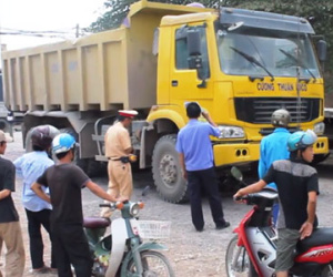 Thanh niên mang hồ sơ xin việc bị xe tải cán tử vong