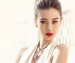 Angela Baby khoe vẻ đẹp tinh khôi với váy trắng