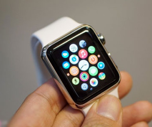 Apple Watch đầu tiên về Việt Nam giá 23,8 triệu đồng