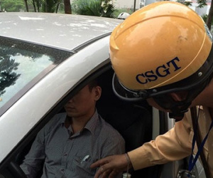 Hy hữu: Tài xế đột ngột dừng xe giữa đường Hà Nội rồi... ngủ gục