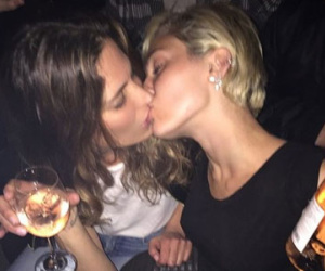 Miley Cyrus gây sốc khi hôn liên tục cả trai lẫn gái