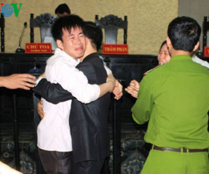 Toà tuyên vô tội, luật sư và bị cáo ôm nhau khóc