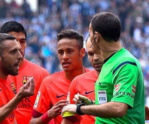 Clip: Phản ứng với trọng tài, Jordi Alba nhận thẻ đỏ