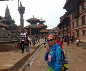 Con cố diễn viên Hồng Sơn bị kẹt trong thảm họa động đất Nepal