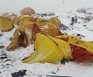 Dãy Everest như "bãi chiến trường" sau động đất, lở tuyết