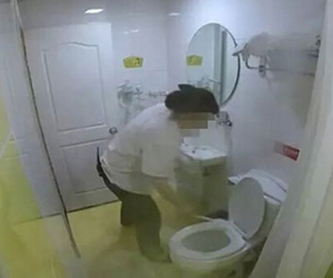 Khách sạn "xịn" phục vụ khăn tắm cho khách sau khi... lau bồn cầu