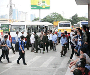 Nghỉ lễ dài, người dân tấp nập rời Thủ đô