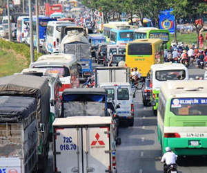 Người Sài Gòn đổ về quê, cửa ngõ phía Tây kẹt cứng
