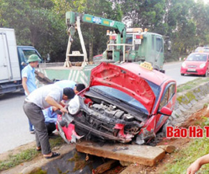 Tài xế ngủ gật, xe lao xuống mương như phim