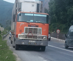 Xe container chết máy giữa đèo, quốc lộ ách tắc kinh hoàng